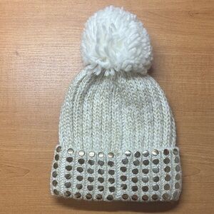 Women’s Cozy White Knit Pom-Pom Beanie